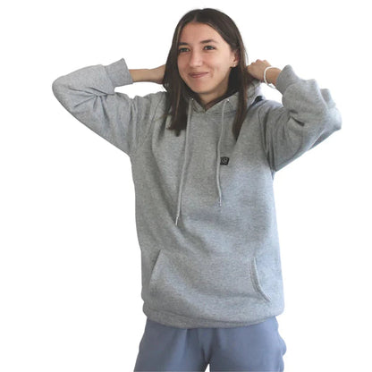Frau in grauem Hoodie, lächelnd, mit Kapuze und Kordelzug, lässige Mode, bequeme Freizeitkleidung, isoliert auf weißem Hintergrund.