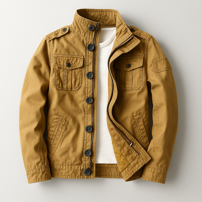 Braune Herrenjacke mit Knopfleiste und Brusttaschen, aus Baumwolle, auf weißem Hintergrund. Modische Herbstjacke, ideal für lässige Outfits.