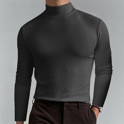 Nahaufnahme des weichen Rollkragens am Herren-Shirt