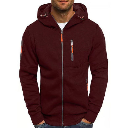 Mann in dunkelrotem Hoodie mit Reißverschlüssen, Kapuze und Taschen. Modischer Herrenpullover, lässiger Stil, ideal für Herbst und Winter.