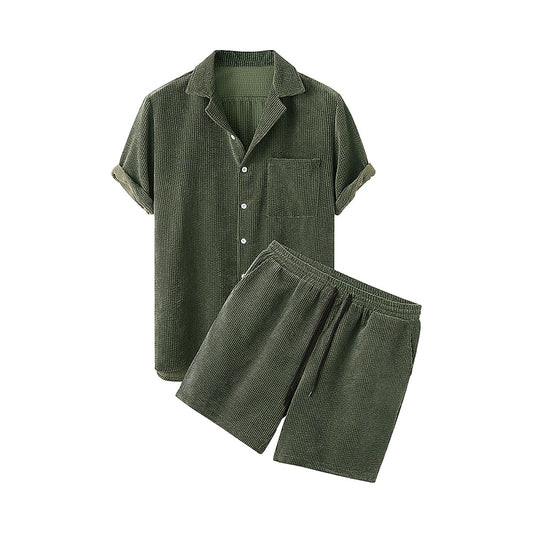 Grünes Herren-Shorts-Set aus Waffelstoff, bestehend aus kurzärmligem Hemd mit Knopfleiste und passenden Shorts. Ideal für Sommermode und Freizeit.