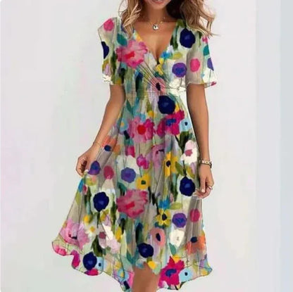 Frau in geblümtem Sommerkleid mit V-Ausschnitt, bunte Blumenmuster, knielang, kurze Ärmel, modisch, elegant, ideal für Freizeit und Sommermode.