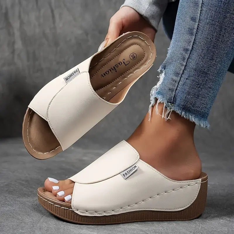 Damen-Sandalen mit Keilabsatz, cremefarben, offenes Design, lässig, bequem, ideal für Sommermode, kombiniert mit zerrissenen Jeans.