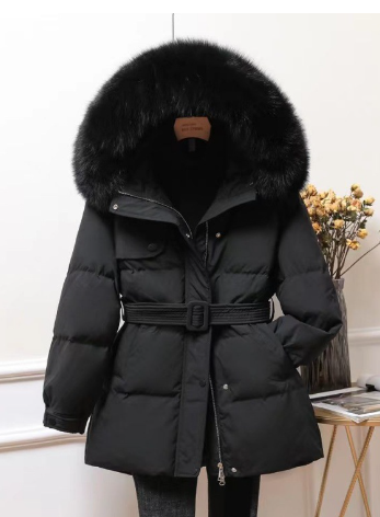 Schwarze Daunenjacke mit Gürtel und Kapuze aus Kunstpelz, elegant und warm, ideal für Wintermode. Perfekt für Damenbekleidung im kalten Wetter.
