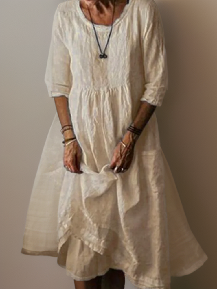 Beigefarbenes Leinenkleid mit Dreiviertelärmeln, lässiger Passform und Rundhalsausschnitt. Perfekt für Sommermode und Boho-Stil.