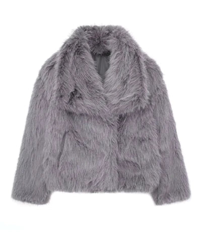 Grauer Kunstpelzmantel für Damen, flauschig und modisch, ideal für Wintermode. Eleganter Look, warm und stilvoll. Perfekt für kalte Tage.