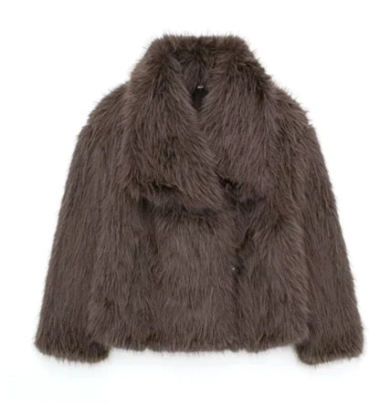 Braune Kunstpelzjacke, flauschig und modisch, ideal für Wintermode. Damenjacke mit langem Schnitt, warm und stilvoll für kalte Tage.