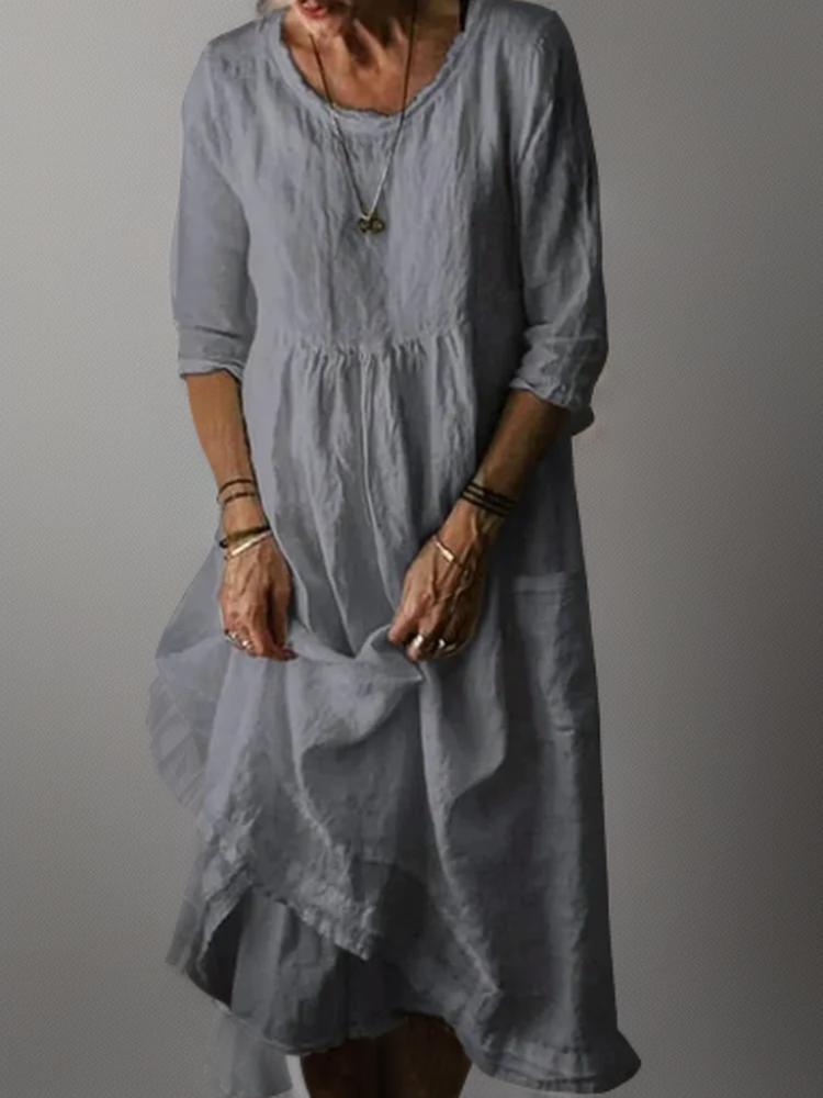 Graues Leinenkleid Damen, knielang, mit 3/4-Ärmeln, lässiger Stil, ideal für Sommermode, kombiniert mit Schmuck und Armbändern.