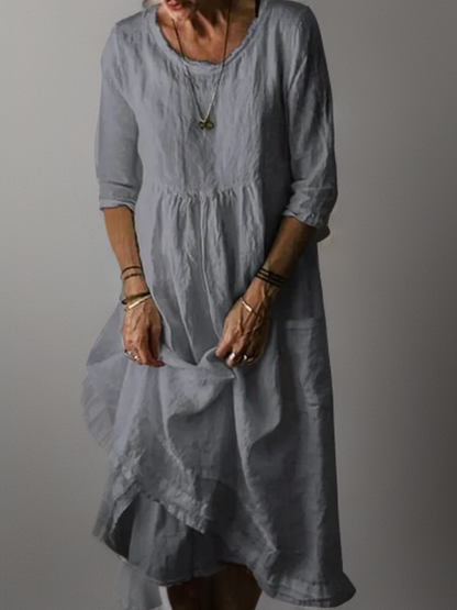 Graues Leinenkleid Damen, knielang, mit 3/4-Ärmeln, lässiger Stil, ideal für Sommermode, kombiniert mit Schmuck und Armbändern.