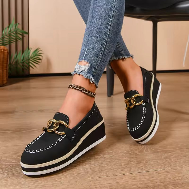 Damen Plateau-Loafer Mit Goldkette Zum Hineinschlüpfen Und Kontrastnähten