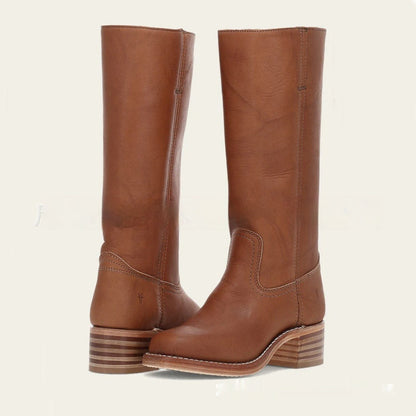 Braune Lederstiefel für Damen, kniehoch, mit Blockabsatz und Nahtdetails. Perfekt für Herbstmode und Outdoor-Aktivitäten. Hochwertige Verarbeitung.
