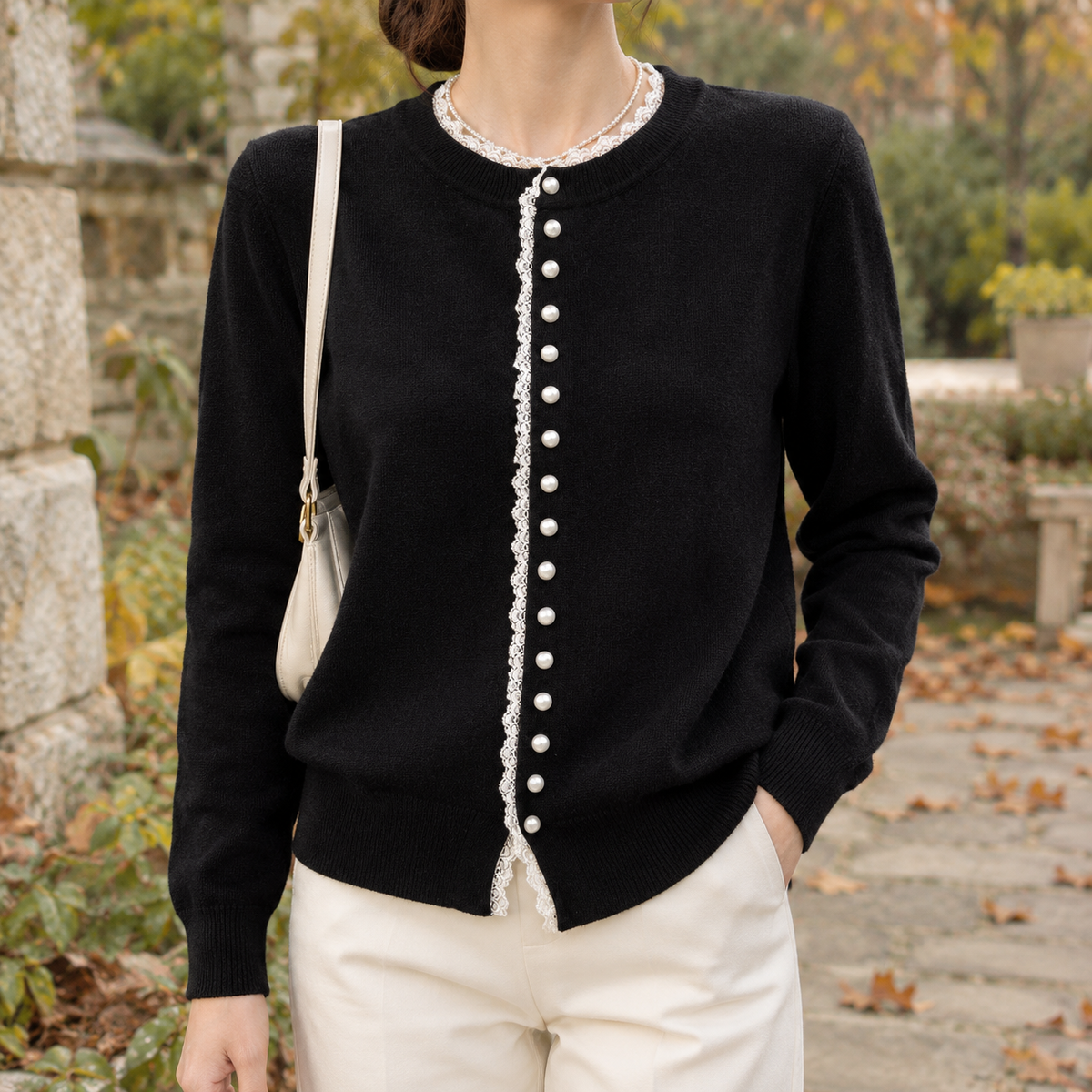 Damen-Strickjacke aus Feinstrick mit zartem Spitzenbesatz