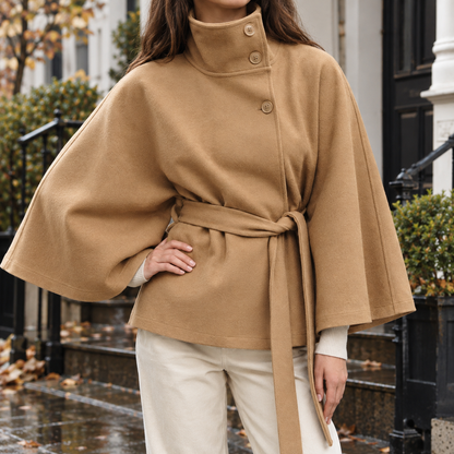 Damen-Cape-Jacke mit elegantem Stehkragen in der Vorderansicht