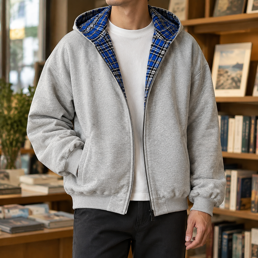 Wendejacke mit Kapuze und Karomuster in der Vorderansicht