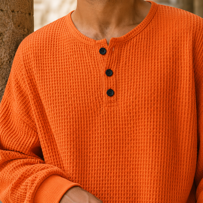 Detailansicht des Waffelstricks und Henley-Ausschnitts
