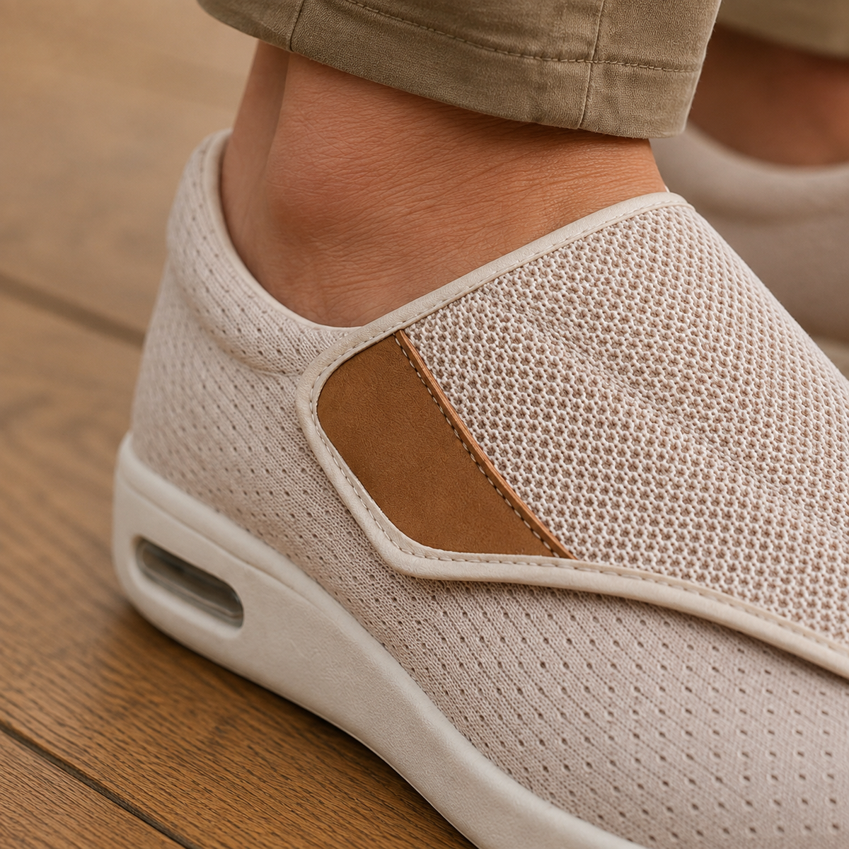 Orthopädische Schuhe mit perforiertem Obermaterial von der Seite