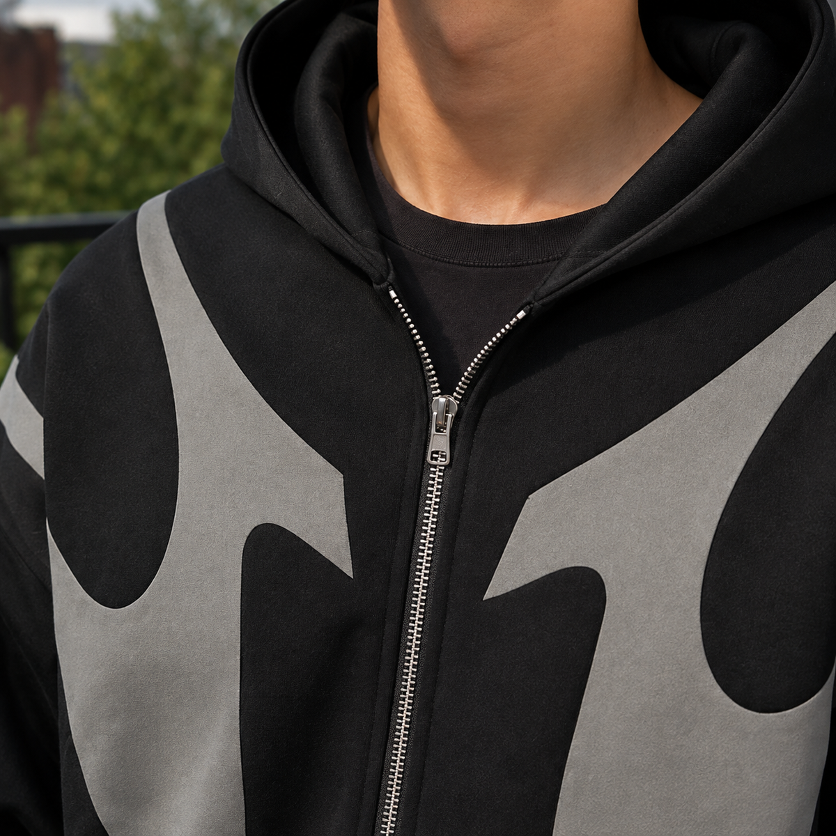 Herren-Hoodie mit Kapuze und Reissverschluss in der Seitenansicht