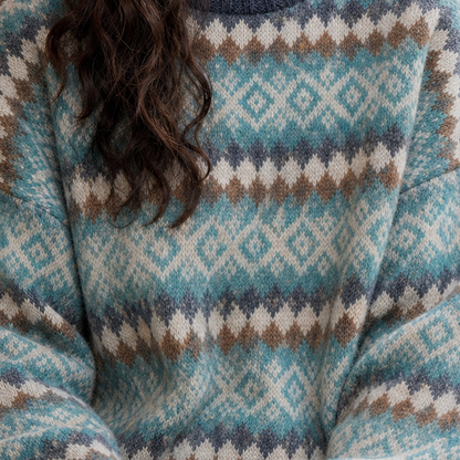 Detailansicht des gewebten Jacquard-Rautenmusters am Damenpullover