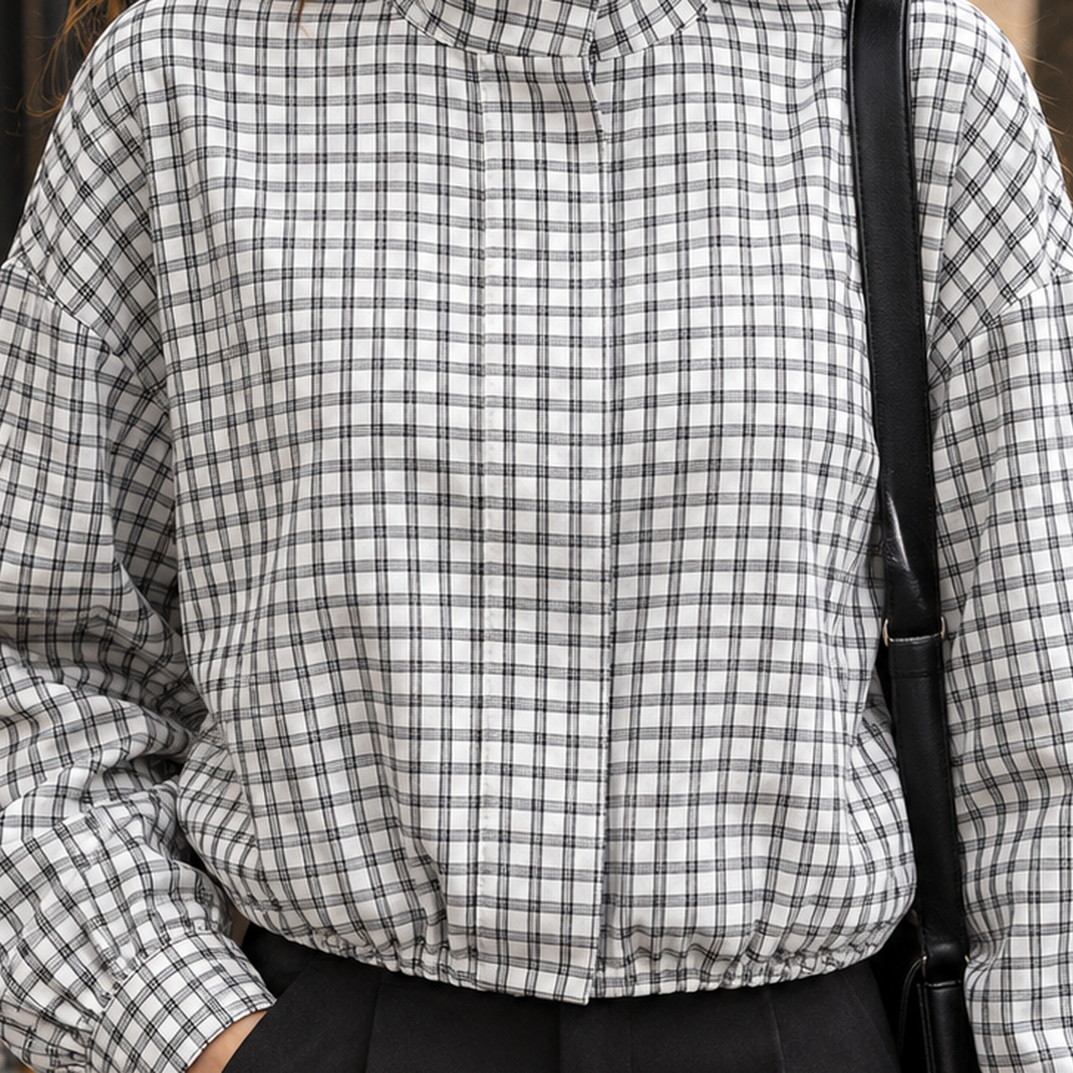 Detailansicht der karierten Blousonjacke mit Stehkragen
