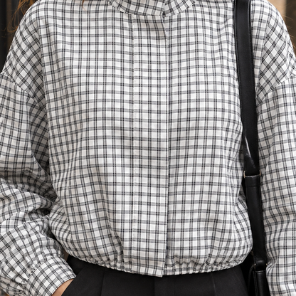 Detailansicht der karierten Blousonjacke mit Stehkragen