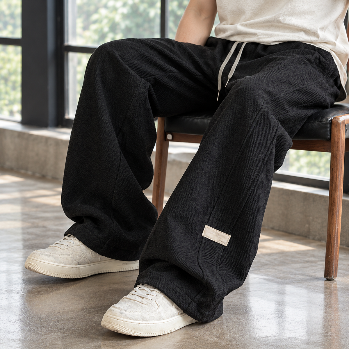Detailansicht des Kordelzugs und elastischen Bundes der Hose