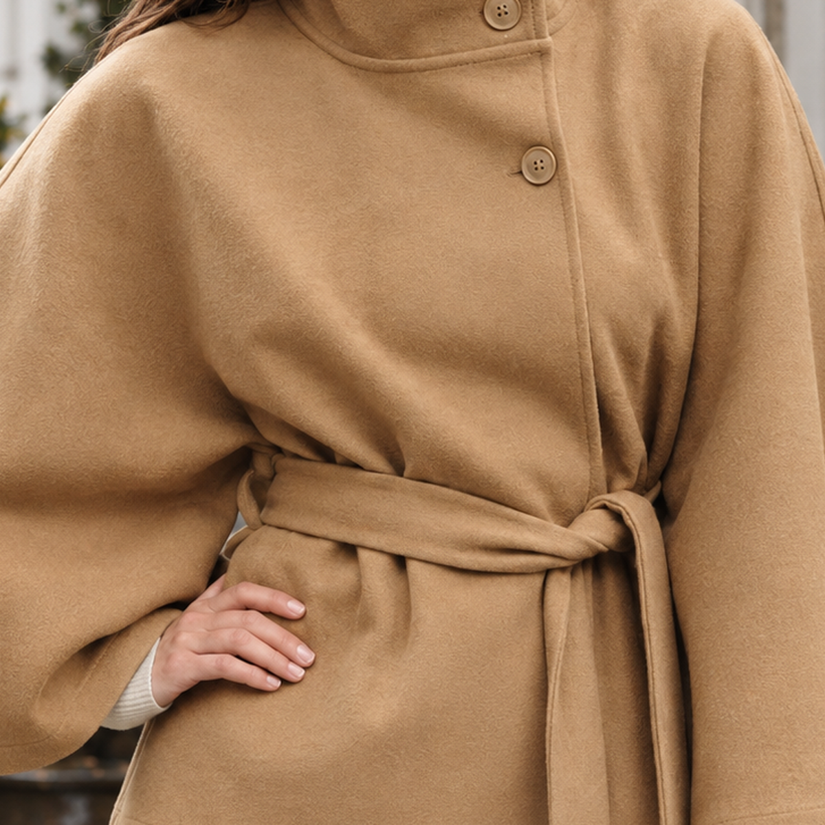 Damen-Cape-Jacke mit fliessender Silhouette in der Seitenansicht