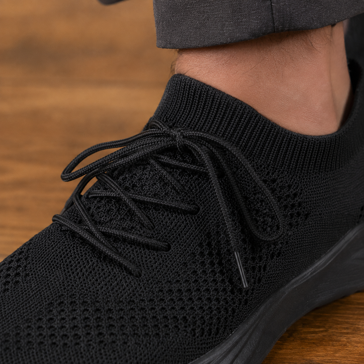 Strick-Sneakers mit klassischer Schnürung und flacher Laufsohle