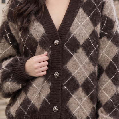 Detailansicht der Argyle-Strickjacke mit V-Ausschnitt und strukturierter Strickoptik