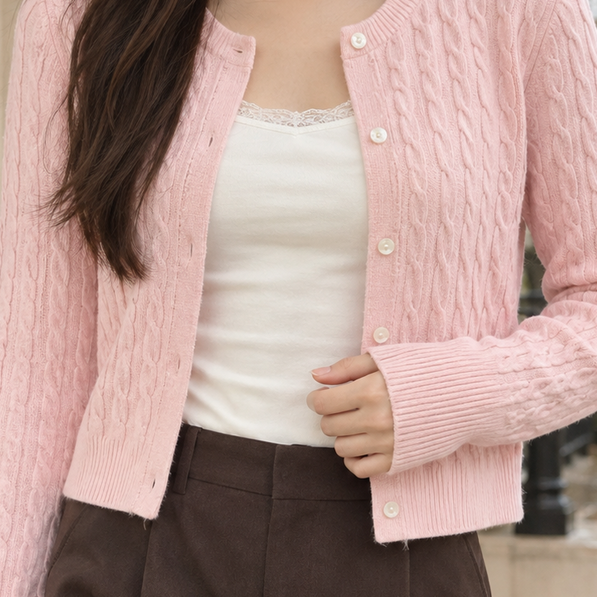 Kurz geschnittene Damen-Strickjacke mit strukturiertem Zopfmuster