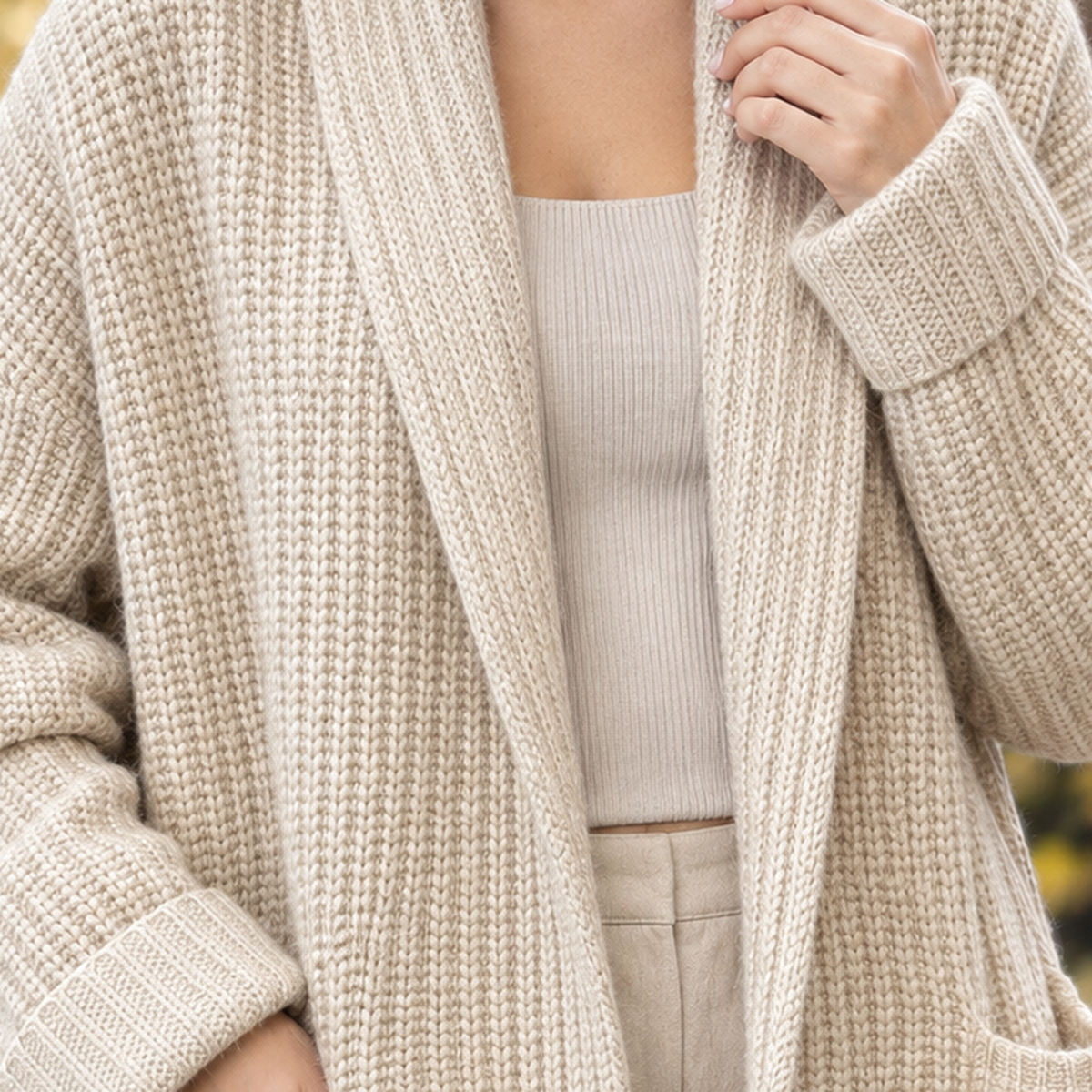 Nahaufnahme des gerippten Strickstoffs am offenen Damen-Cardigan