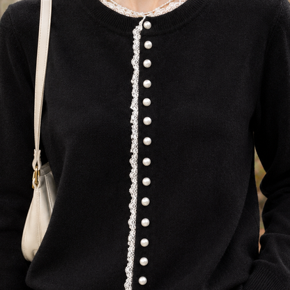 Detailaufnahme des Spitzenbesatzes an der Damen-Strickjacke