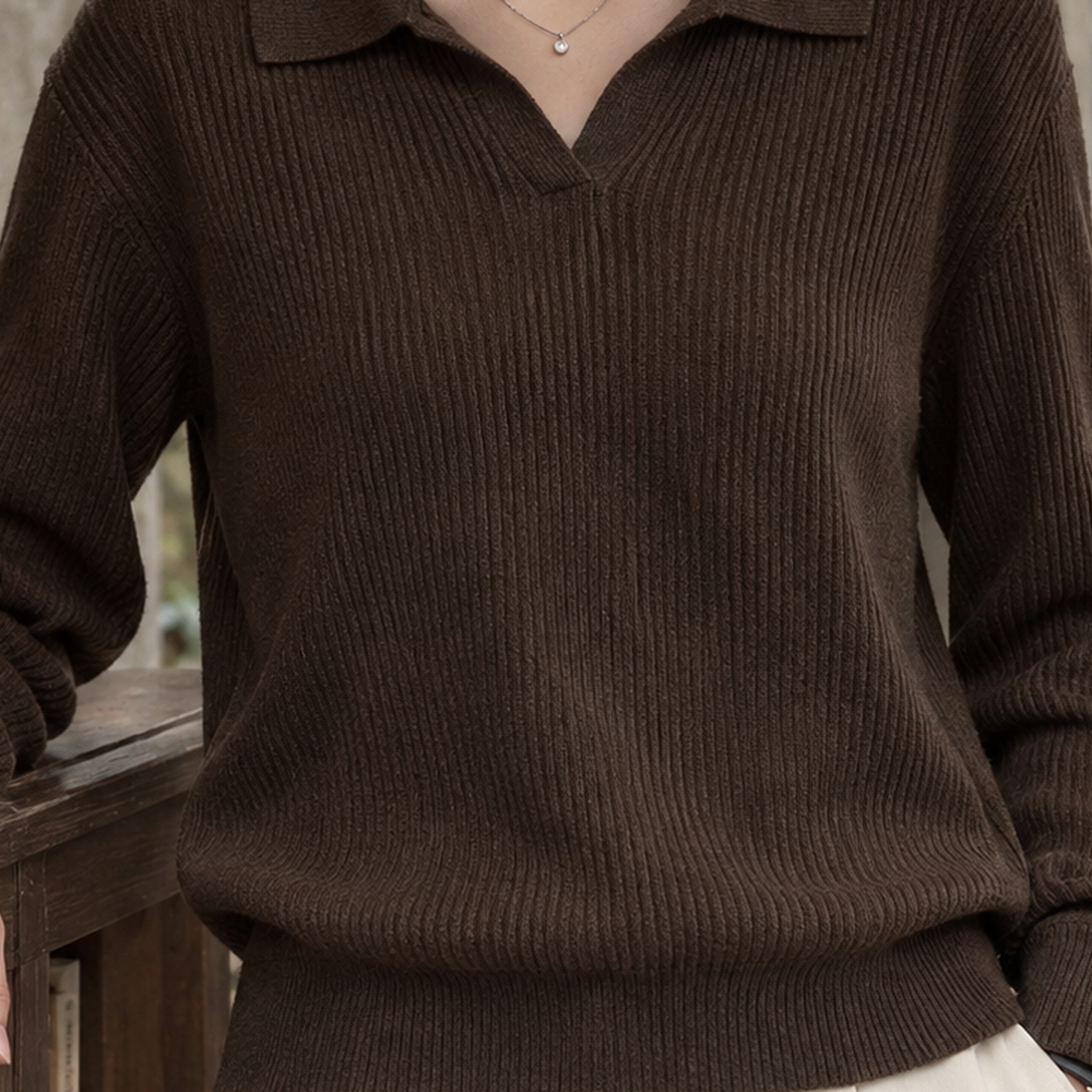 Damenpullover aus Rippstrick mit Polokragen und langen Ärmeln