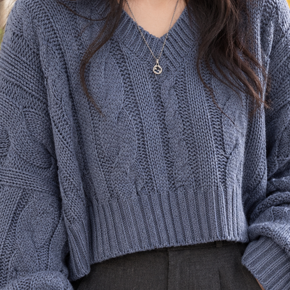Damen-Strickpullover mit V-Ausschnitt und kurzem Schnitt in Seitenansicht.