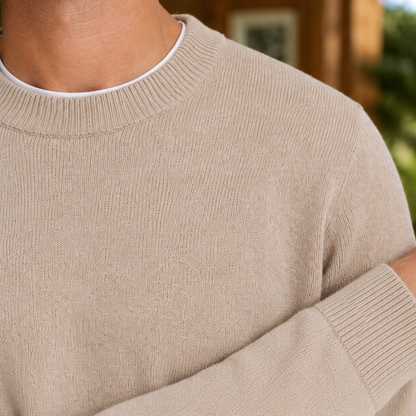 Detailansicht des feinen Strickmusters am Pullover