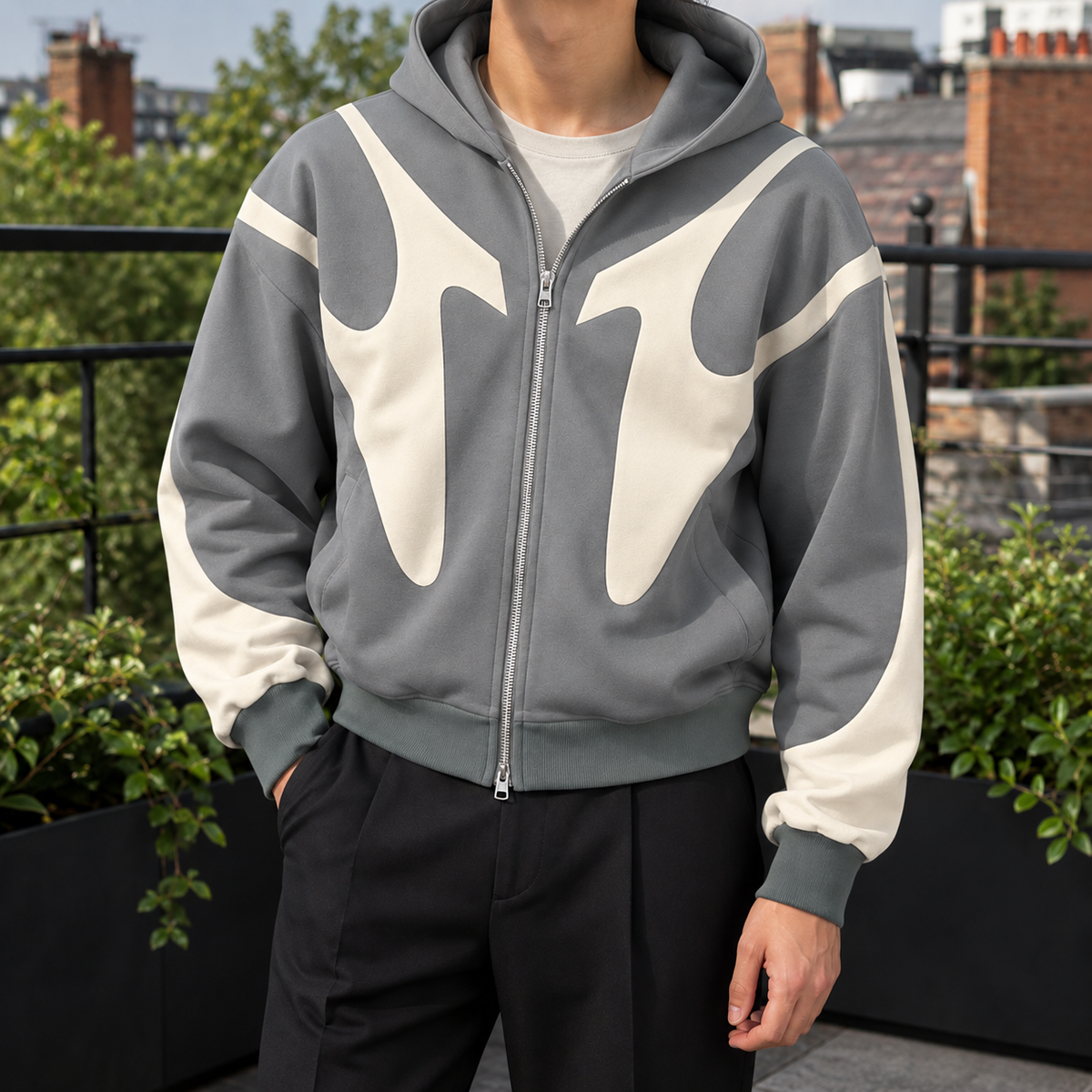 Rückansicht des Herren-Hoodies mit Kapuze und Kontrastdesign