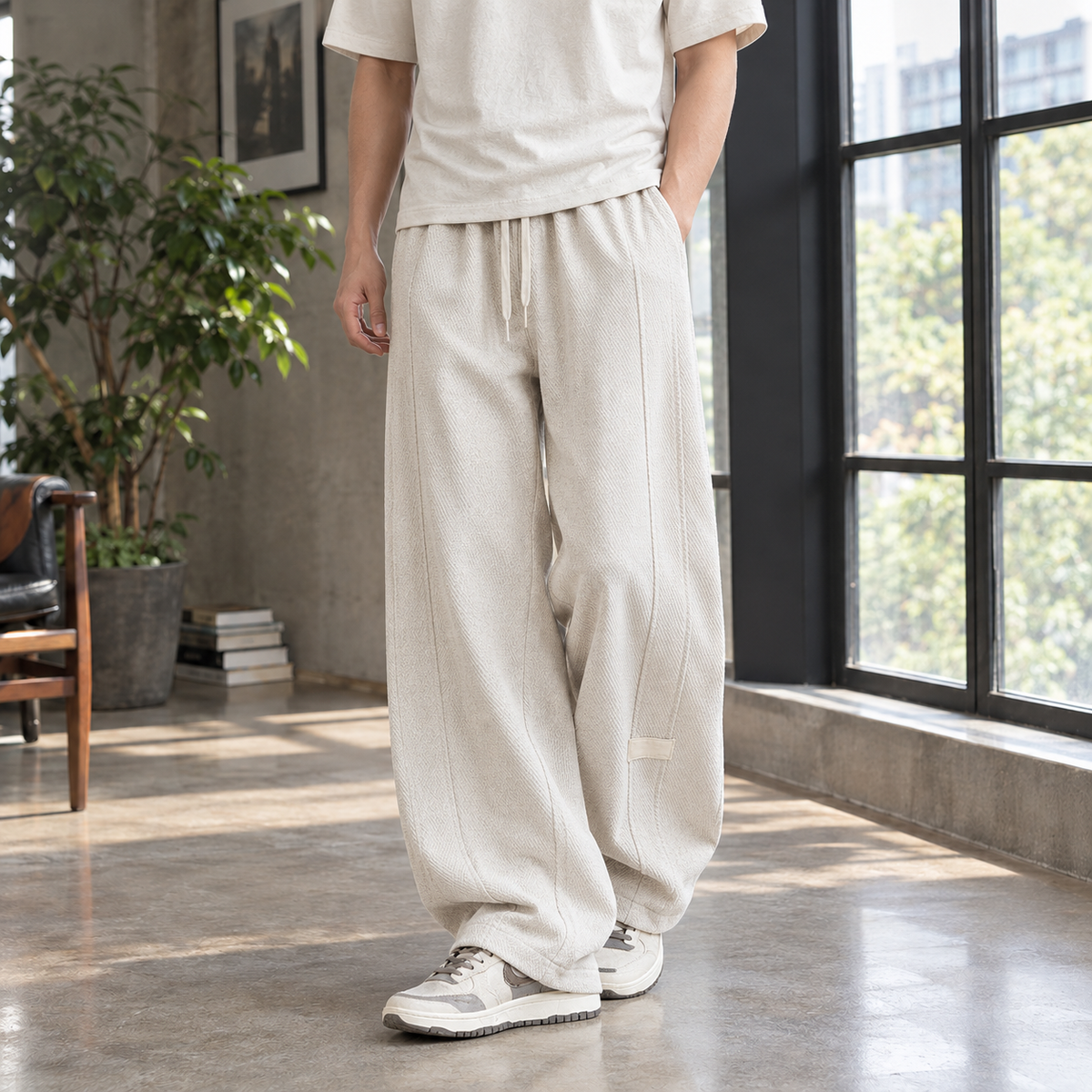 Rückansicht der weiten Hose aus Baumwollmix mit Kordelzug