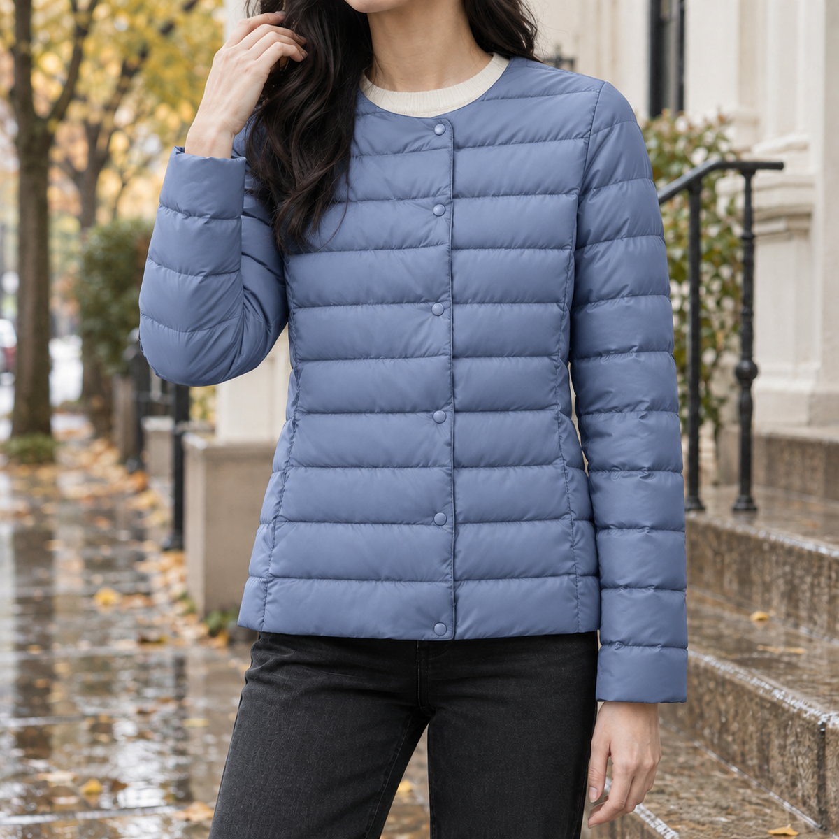 Seitliche Ansicht der schmal geschnittenen Daunenjacke für Damen