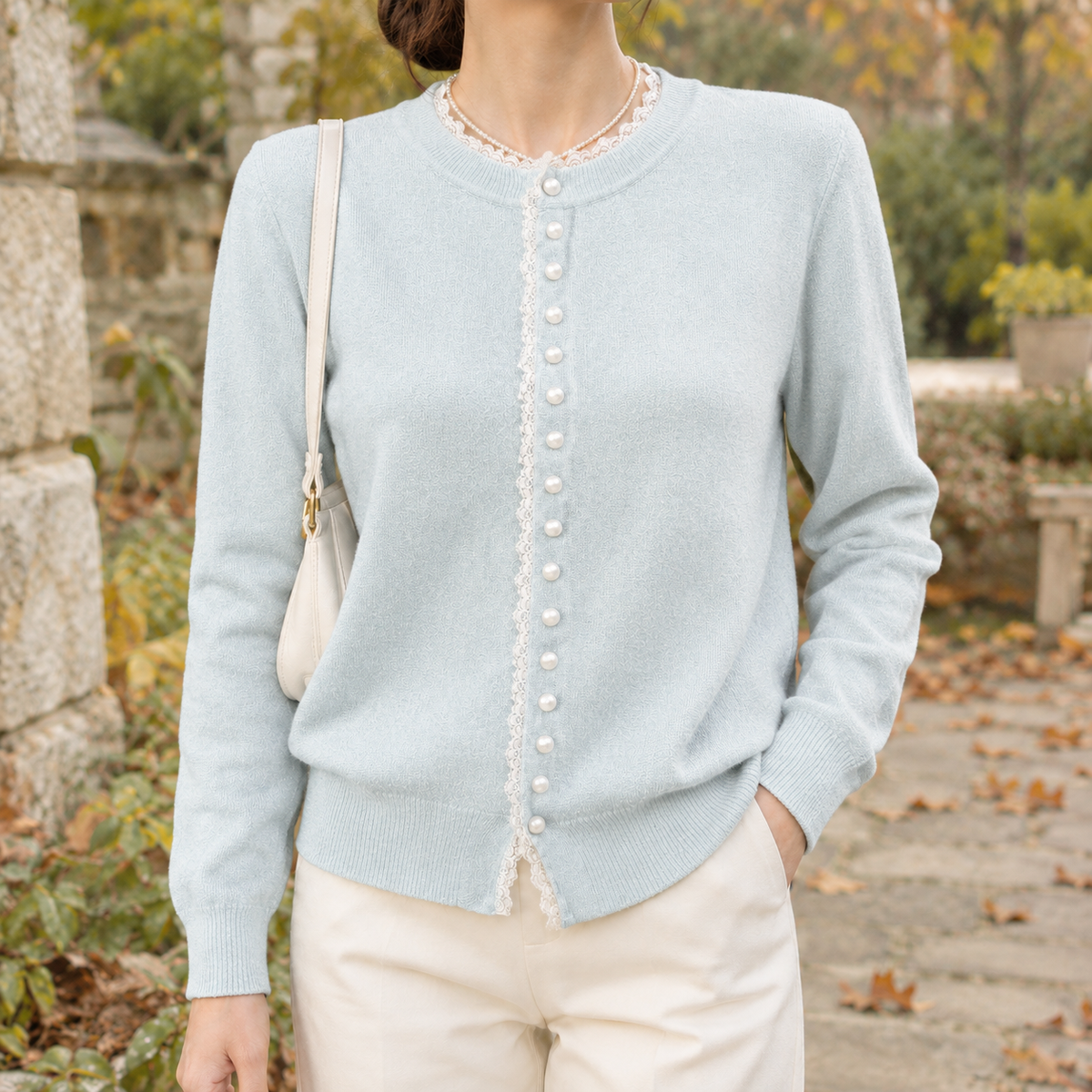 Nahaufnahme der feinen Strickqualität an der Damen-Strickjacke