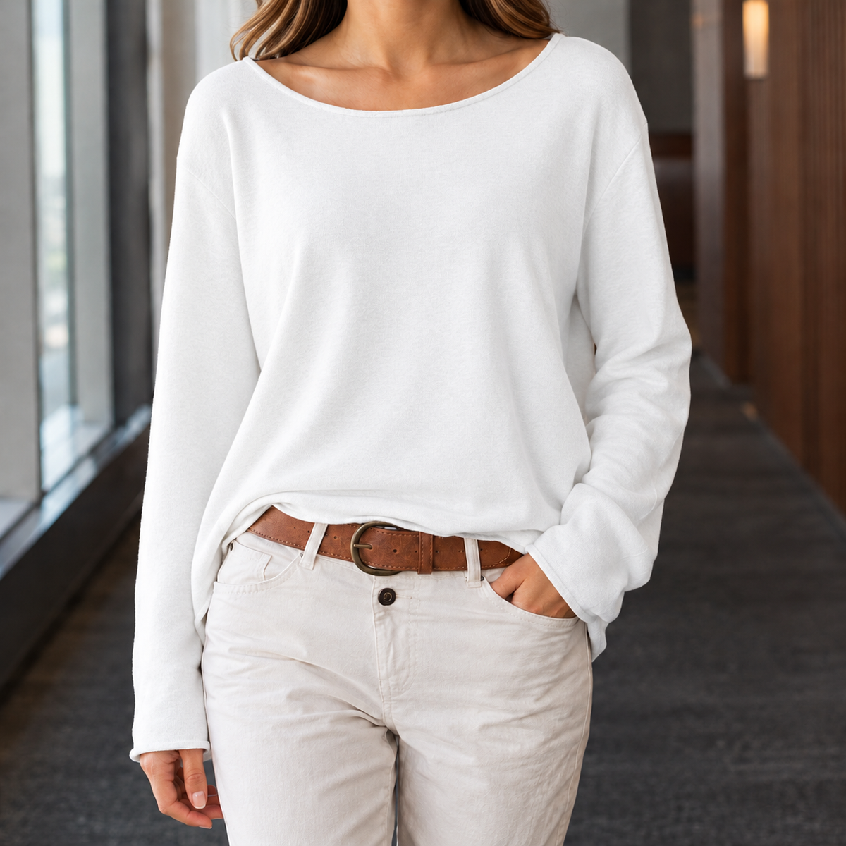 Rückansicht des Damen-Strickshirts mit schlichtem Design