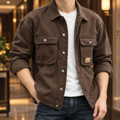 Seitliche Ansicht einer Utility-Jacke aus Denim mit gerader Passform