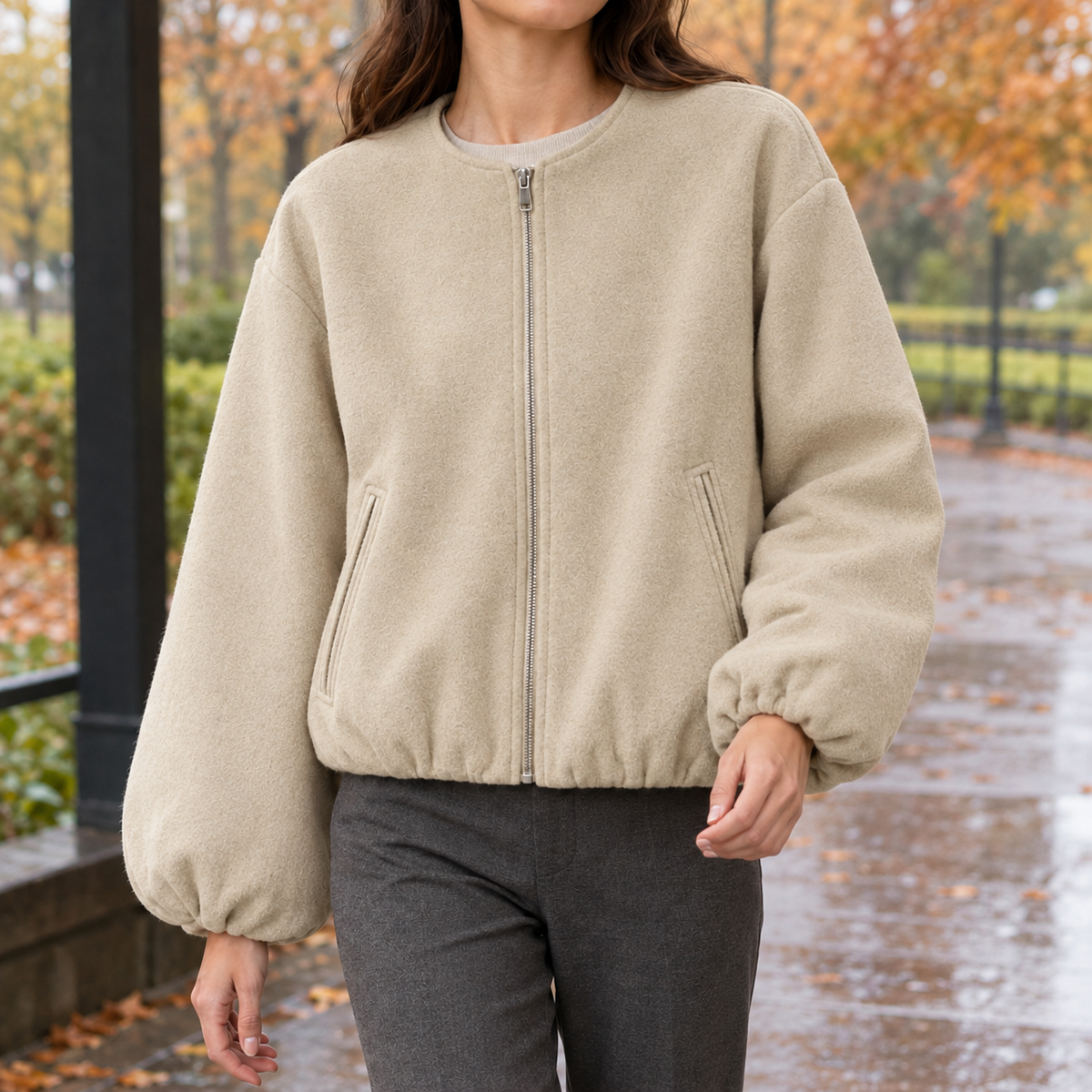 Rückansicht der Damen-Kurzjacke mit voluminöser Silhouette