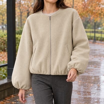 Rückansicht der Damen-Kurzjacke mit voluminöser Silhouette