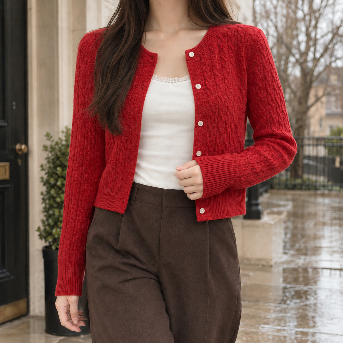Rückansicht der Damen-Strickjacke mit Zopfmuster