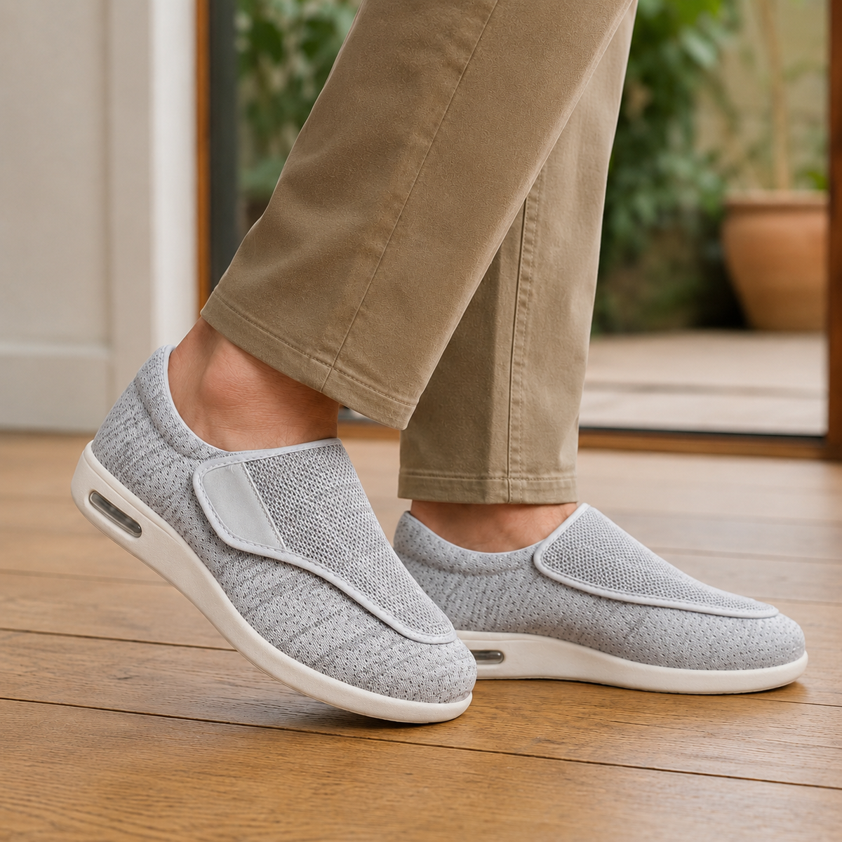 Orthopädische Schuhe als bequeme Alltagsschuhe dargestellt