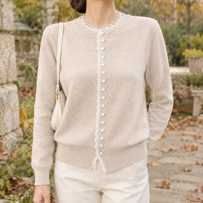 Feinstrick-Strickjacke für Damen in einer stilvollen Gesamtansicht