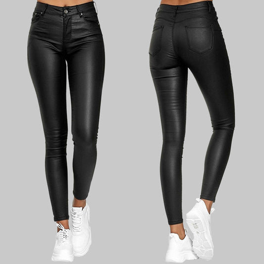Vorder- und Rückansicht einer Frau in schwarzen Lederleggings und weißen Sneakers vor grauem Hintergrund. Modetrend, Damenbekleidung, Streetstyle.