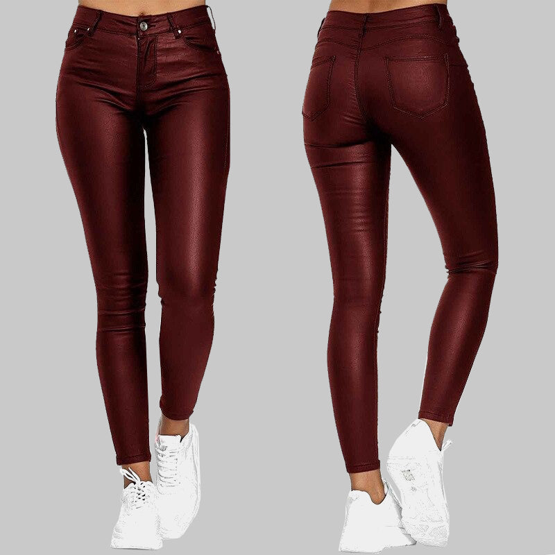 Damen-Leggings in Lederoptik, weinrot, figurbetont, mit Taschen, kombiniert mit weißen Sneakern. Modische Hose für trendige Outfits.