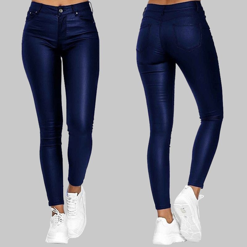 Damen blaue Skinny-Jeans, Vorder- und Rückansicht, kombiniert mit weißen Sneakers. Modische, figurbetonte Hose für Freizeit und Alltag.