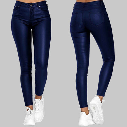 Damen blaue Skinny-Jeans, Vorder- und Rückansicht, kombiniert mit weißen Sneakers. Modische, figurbetonte Hose für Freizeit und Alltag.
