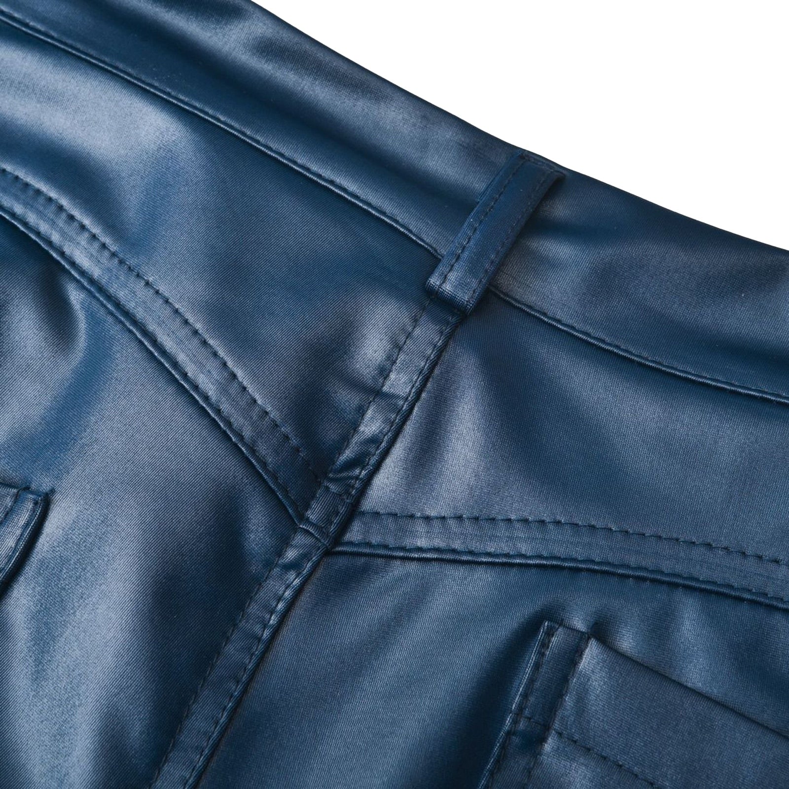 Dunkelblaue Kunstlederhose, Nahaufnahme der Naht und Gürtelschlaufe. Modetrend, veganes Leder, stilvolle Damenbekleidung.